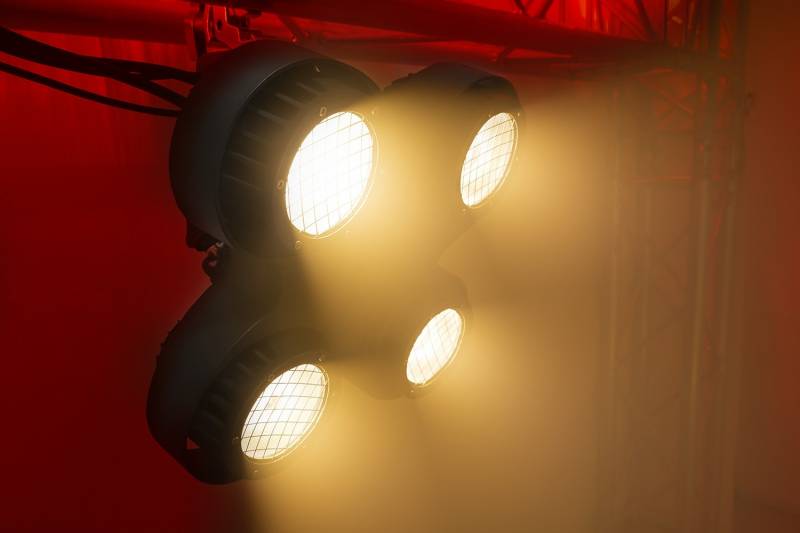 Location d'un projecteur de scène blinder IP65 4 X leds COB100W
