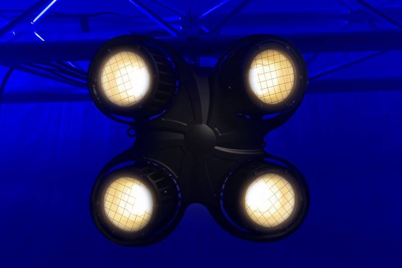 Location d'un projecteur de scène blinder IP65 4 X leds COB100W