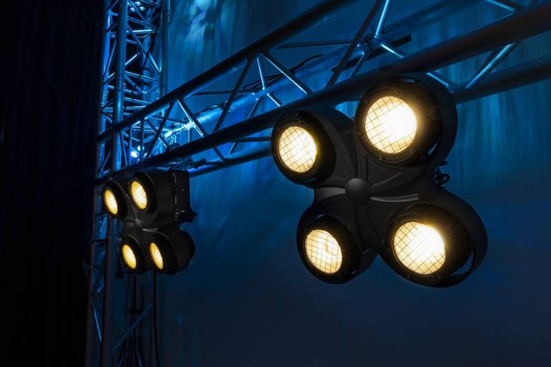 Location d'un projecteur de scène blinder IP65 4 X leds COB100W