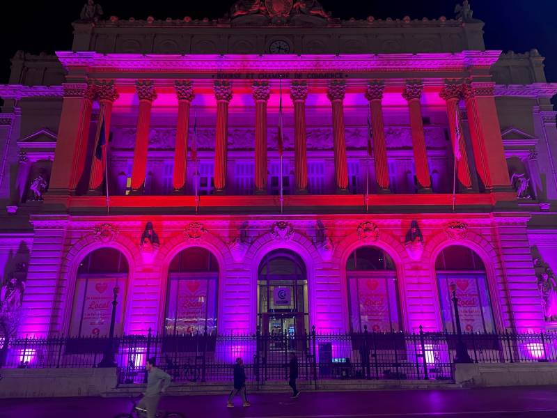 Illumination du Palais de la Bourse pour le compte de la Chambre de Commerce de Marseille.