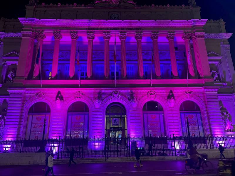 Illumination du Palais de la Bourse pour le compte de la Chambre de Commerce de Marseille.