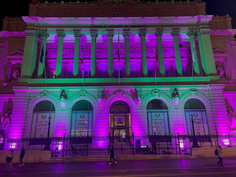 Illumination du Palais de la Bourse pour le compte de la Chambre de Commerce de Marseille.