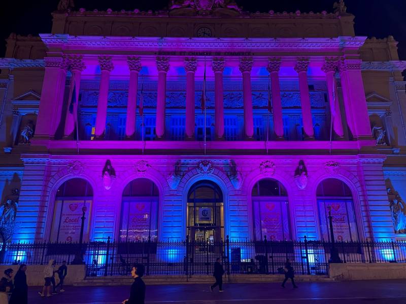 Illumination du Palais de la Bourse pour le compte de la Chambre de Commerce de Marseille.