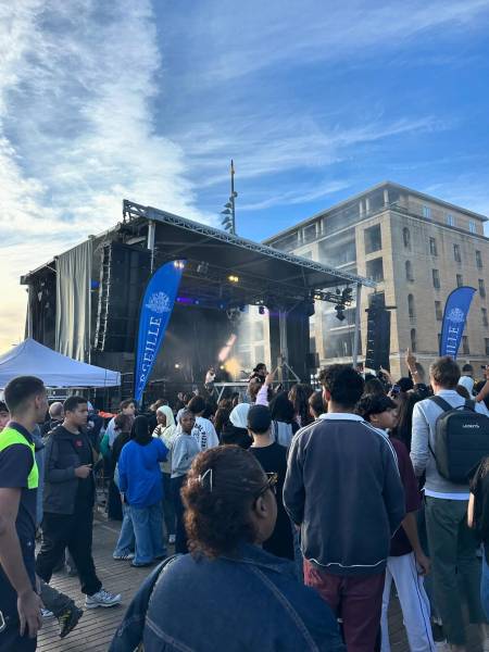 Prestation globale La fete des centres sociaux 2025 devant l'hotel de ville de Marseille