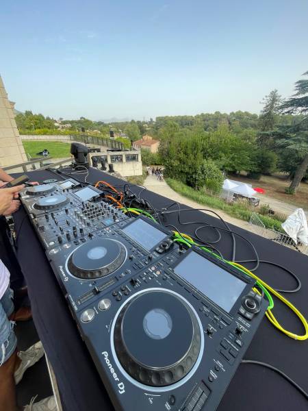 Prestation technique son, lumière, vidéo Concert Radio Nostalgie Génération 80 au Château de La Buzine