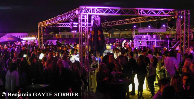 Clôture du Son des Guitares sur l'esplanade du Mucem à Marseille