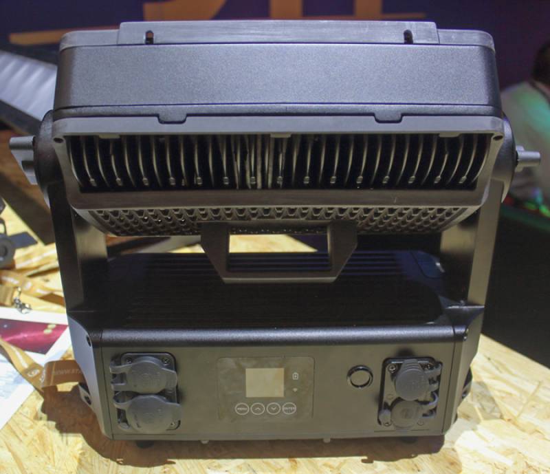 Projecteur wash puissant sur batterie IP65  ACTARUS STARWAY