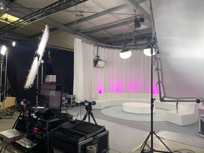 Location de salle de Tournage à Médiacom Studio 13 sur le plateau de 150M2
