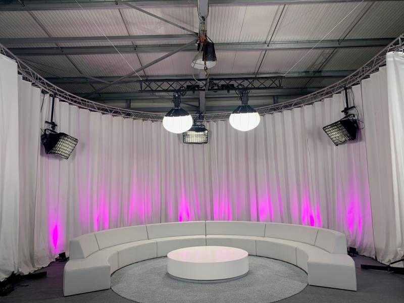 Location de salle de Tournage à Médiacom Studio 13 sur le plateau de 150M2