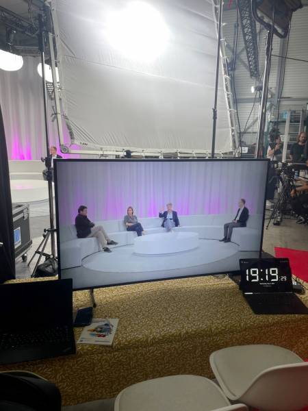 Location de salle de Tournage à Médiacom Studio 13 sur le plateau de 150M2