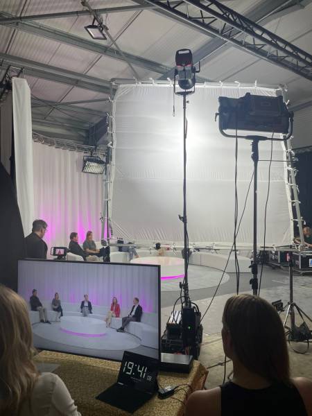 Location de salle de Tournage à Médiacom Studio 13 sur le plateau de 150M2