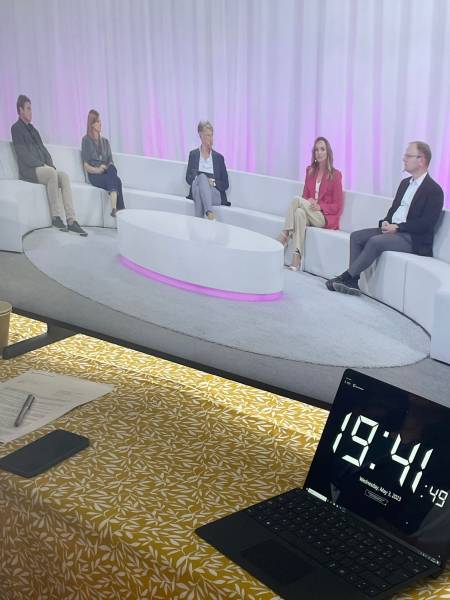 Location de salle de Tournage à Médiacom Studio 13 sur le plateau de 150M2