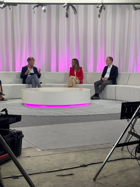 Location de salle de Tournage à Médiacom Studio 13 sur le plateau de 150M2