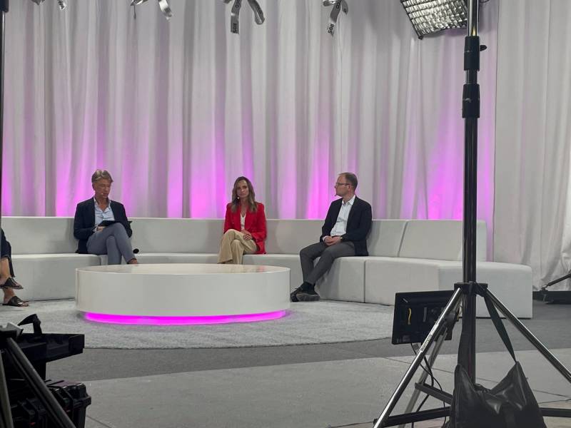 Location de salle de Tournage à Médiacom Studio 13 sur le plateau de 150M2